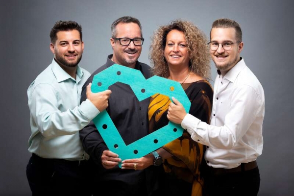 Familienfoto von Kofler - Dichtungen (Fabian Kofler, Gernot Kofler, Silke Kofler, Florian Kofler) Familienfoto von Kofler - Dichtungen (Fabian Kofler, Gernot Kofler, Silke Kofler, Florian Kofler)